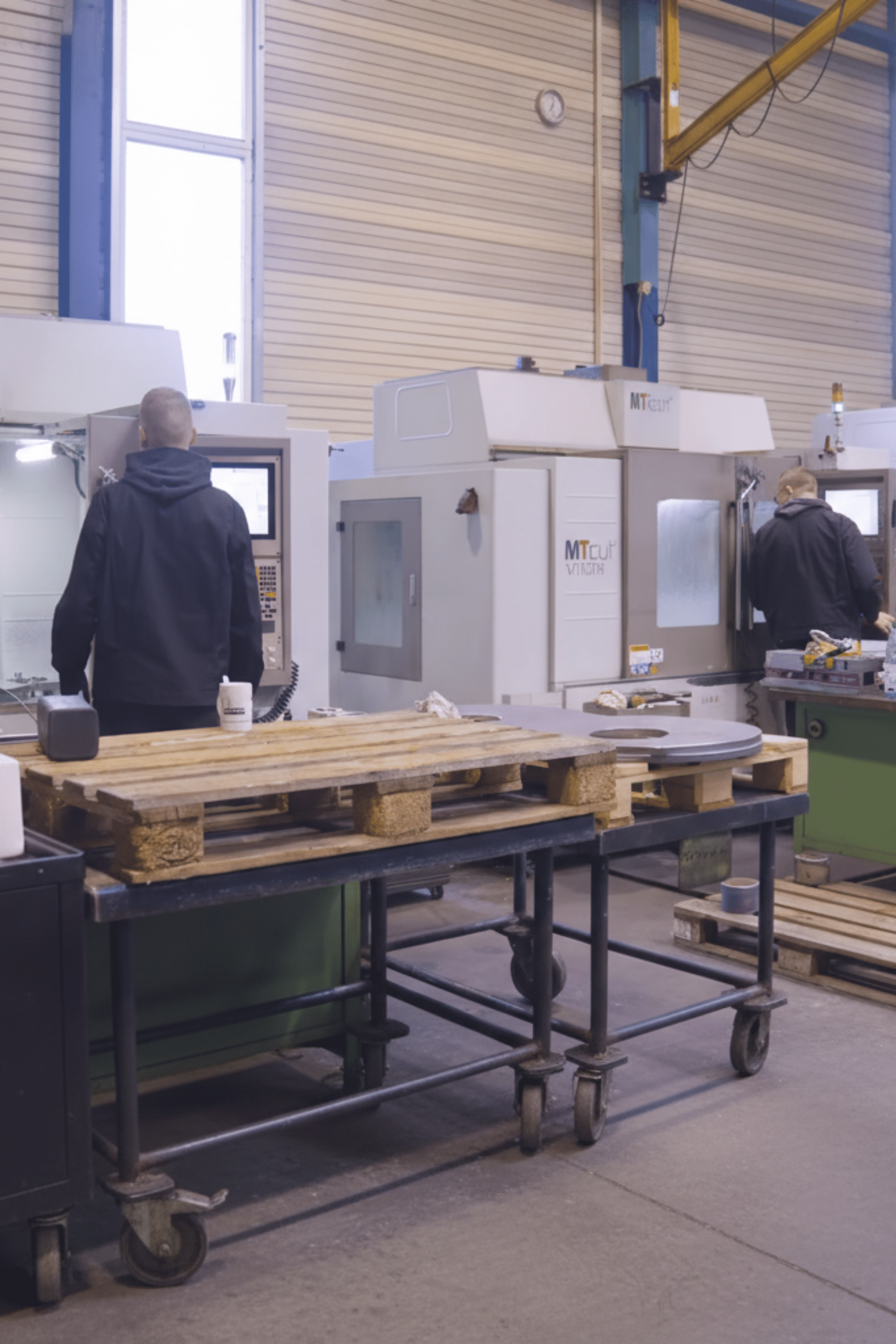 2 Mitarbeiter, CNC-Fräsen, 3-Achs-Fräsen, CNC-Fräsmaschinen