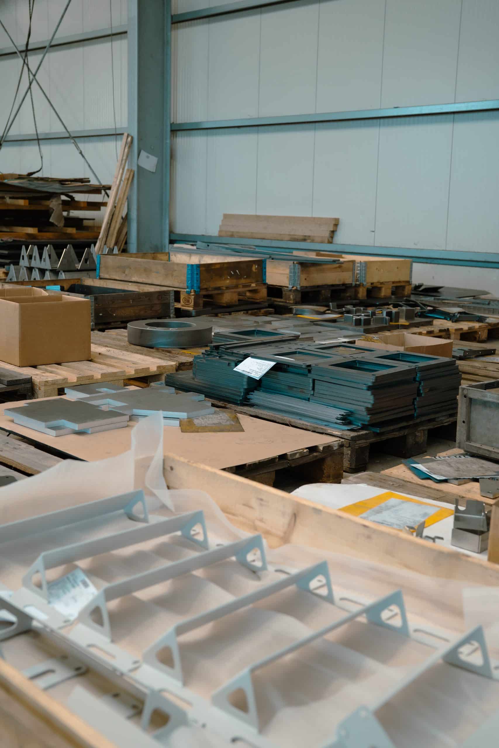 Versandhalle, fertige Bauteile