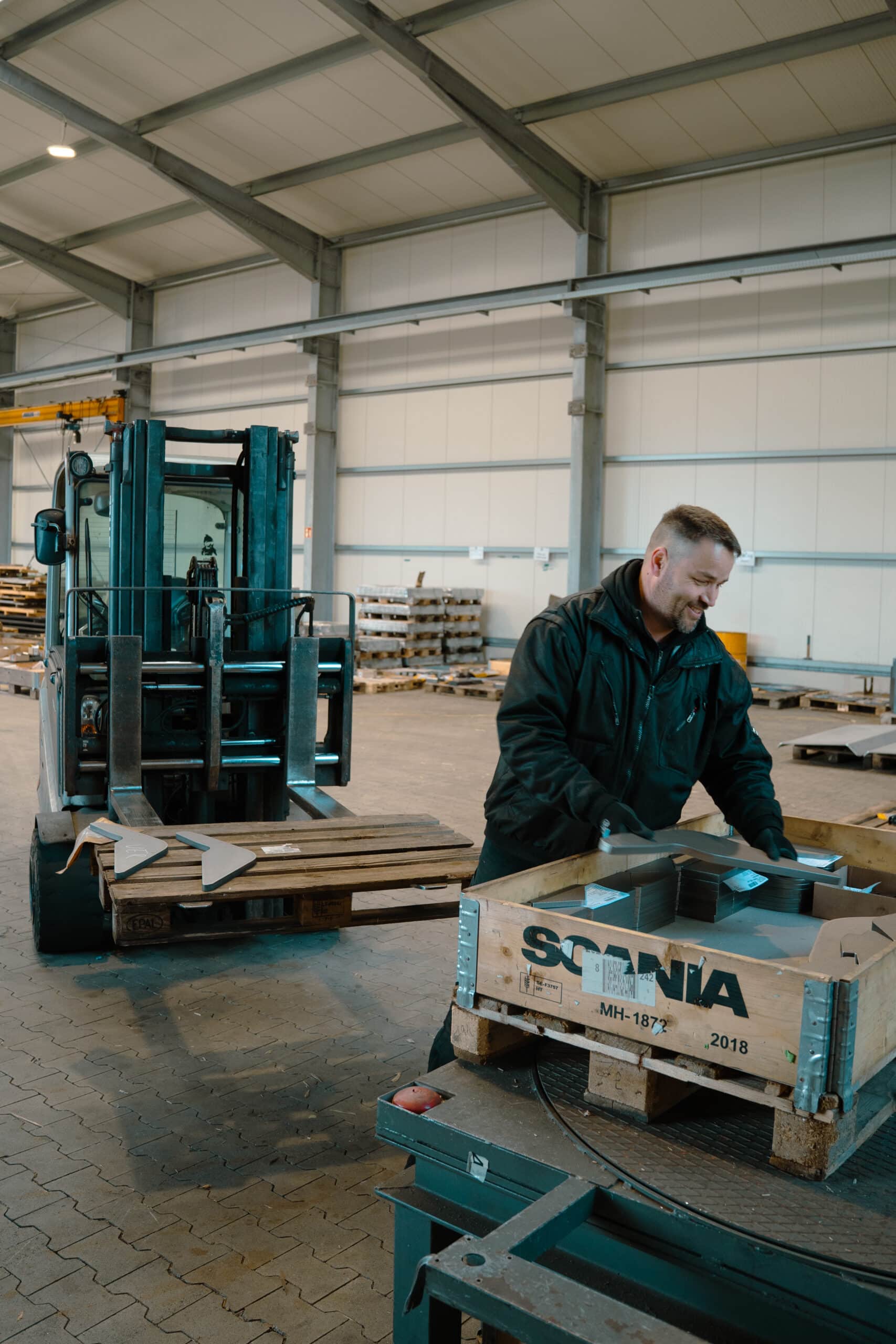 Versandhalle, Mitarbeiter, Stapler